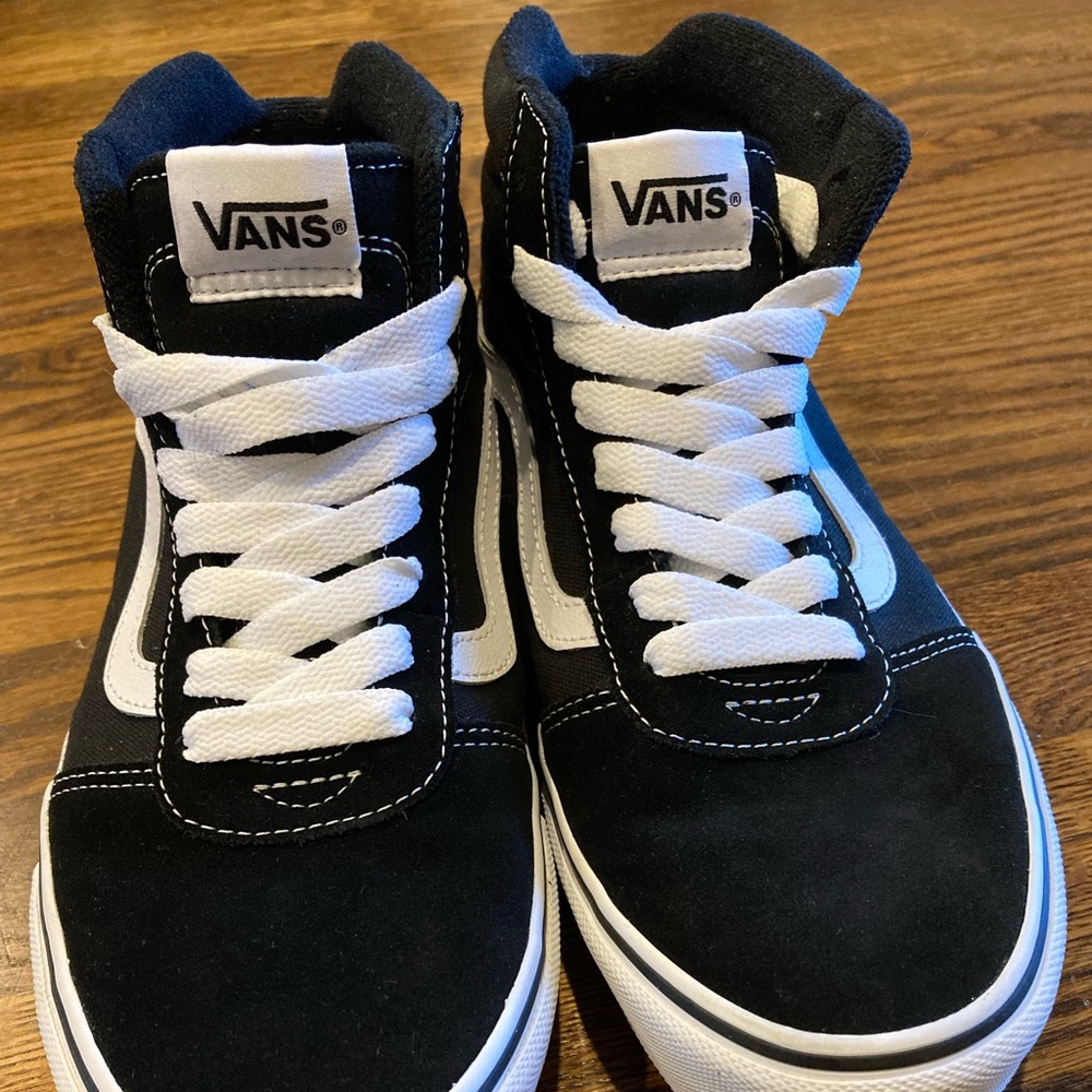 Mens black high-top vans size 9